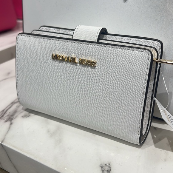 Michael Kors Medium Saffiano Leather Bifold Wallet Optic White
NWT - Picture 16 of 16